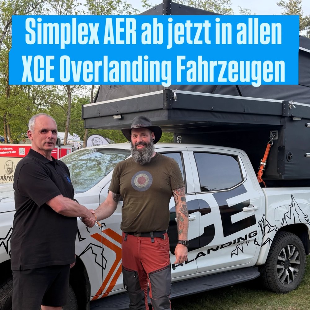 Simplex AER ab jetzt in allen XCE Overlanding Fahrzeugen – Handschlag vor einem XCE Overlanding Pickup